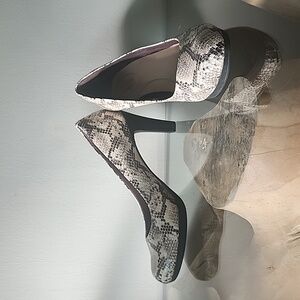 CLARKS Adriel Viola Snakeskin Black Cream Heels Womens 9